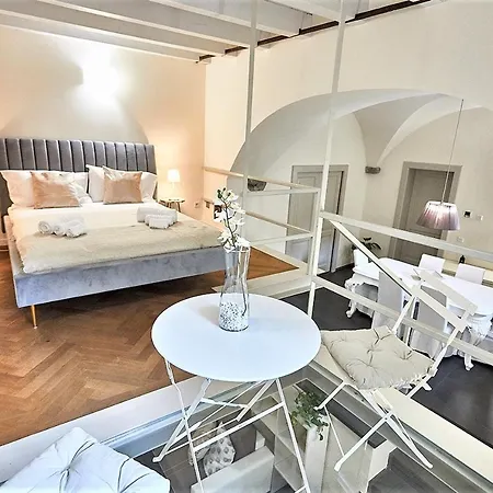 Astra-modern Loft Cathedral View Daire