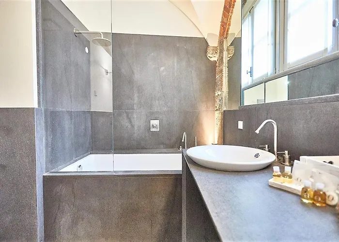 Astra-modern Loft Cathedral View Apartment